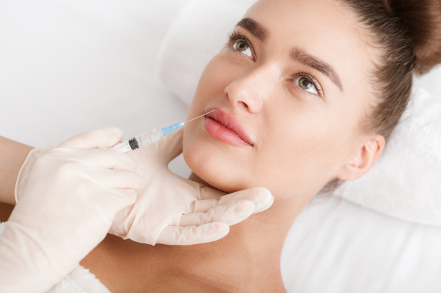 injections des lèvres avec de l'acide hyaluronique