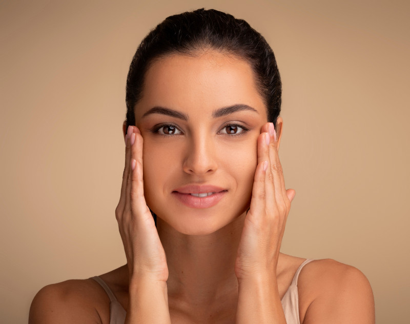 Belle jeune femme lipofilling